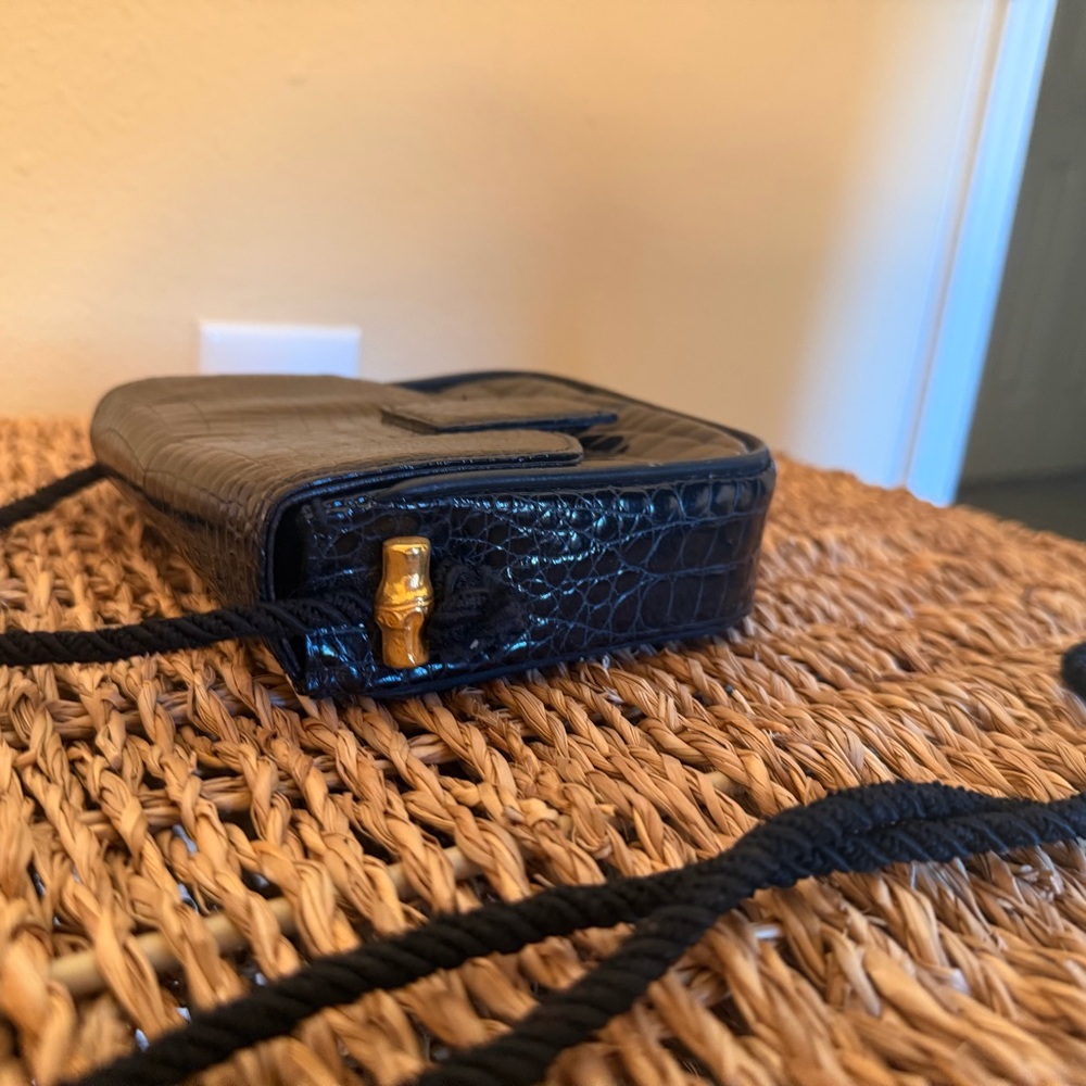 Nigst-Wien Vintage Black Crocodile Pattern Crossbody Bag with Gold Accents - Picture 10 of 13